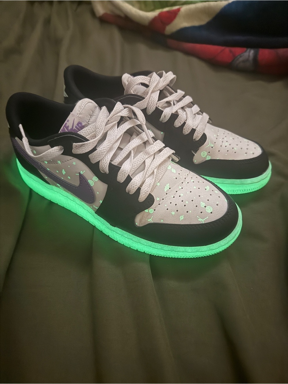 Big Kid's Jordan 1 Retro Low OG Black/Black Raspberry, Glow in the dark - Picture 5 of 7